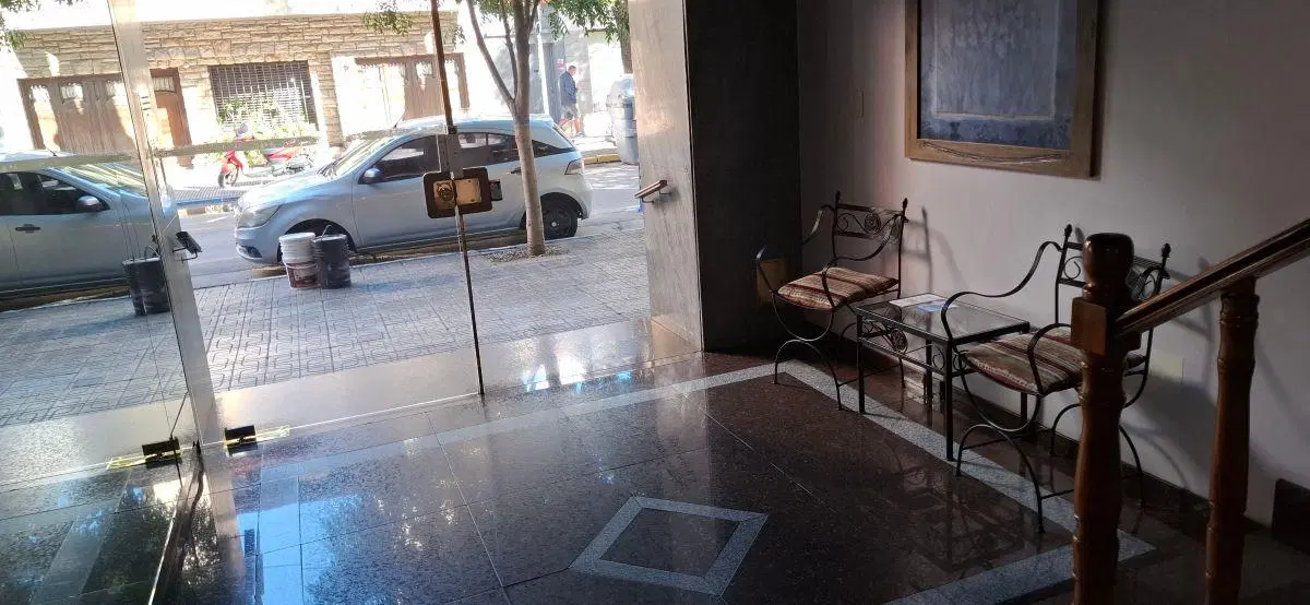 Departamento al frente con amplio balcón , 2 dormitorios en venta en Lanús Oeste 4