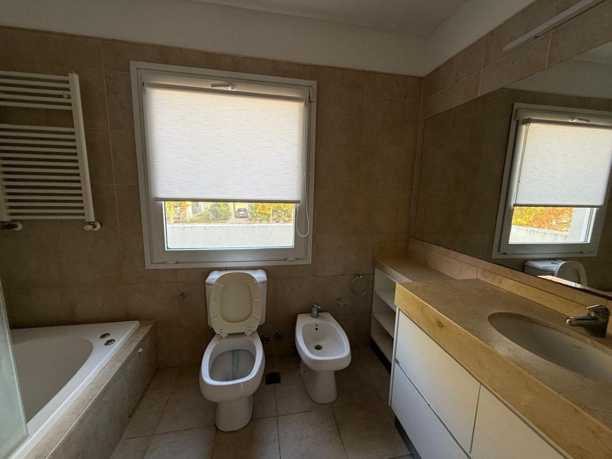 Foto de Casa con 4 dormitorios en alquiler de 1000 m² en Haras del Sur II, imagen 3