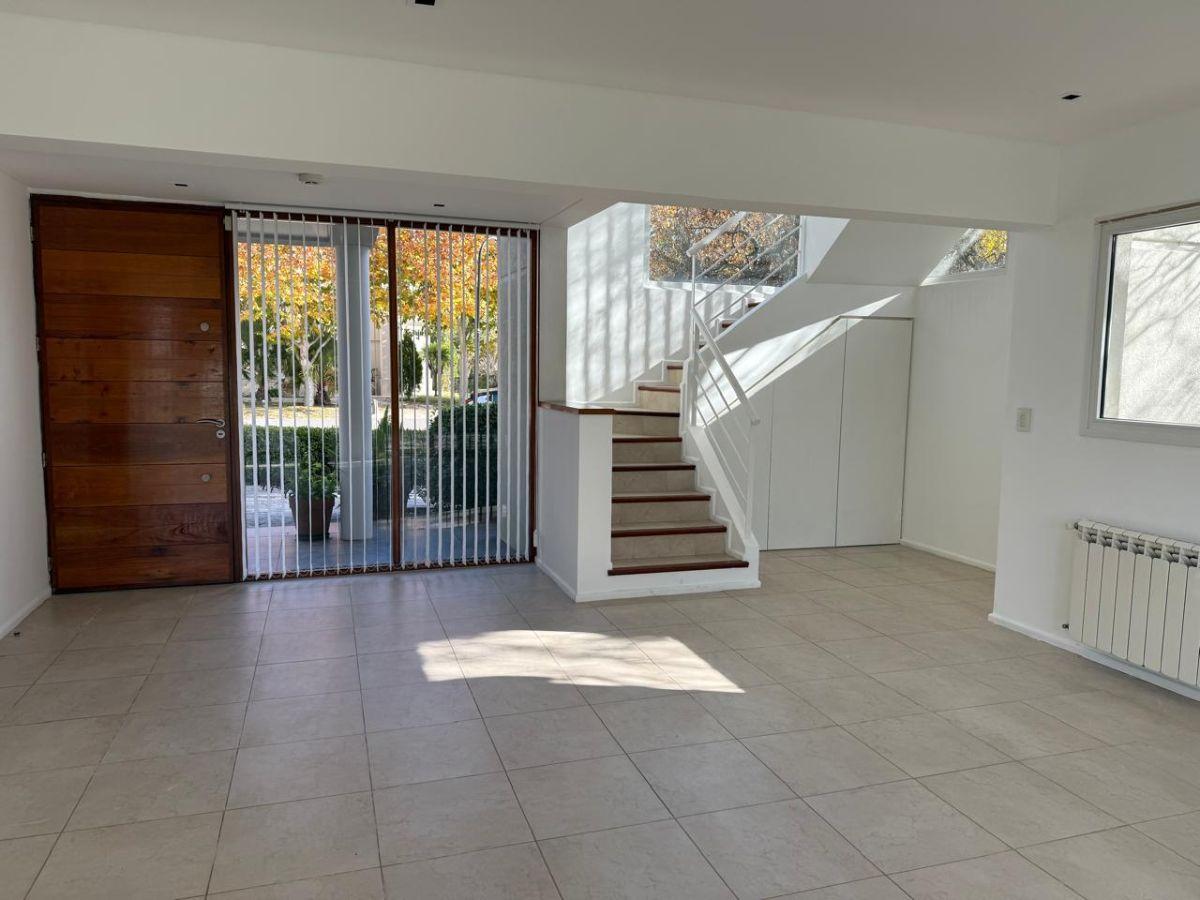 Foto de Casa con 4 dormitorios en alquiler de 1000 m² en Haras del Sur II, imagen 2