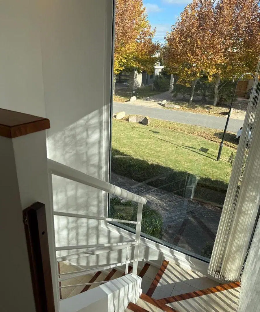 Casa con 4 dormitorios en alquiler de 1000 m² en Haras del Sur II 1