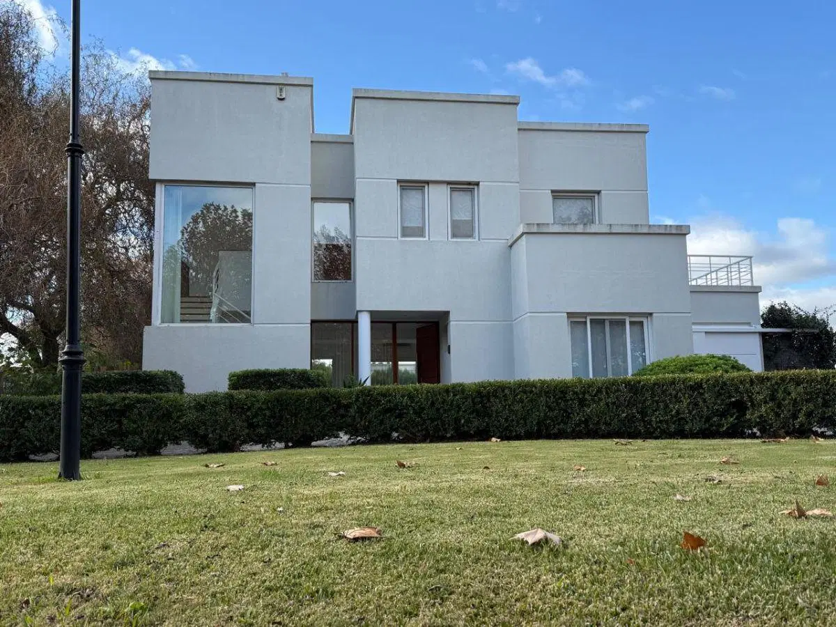 Casa con 4 dormitorios en alquiler de 1000 m² en Haras del Sur II 4