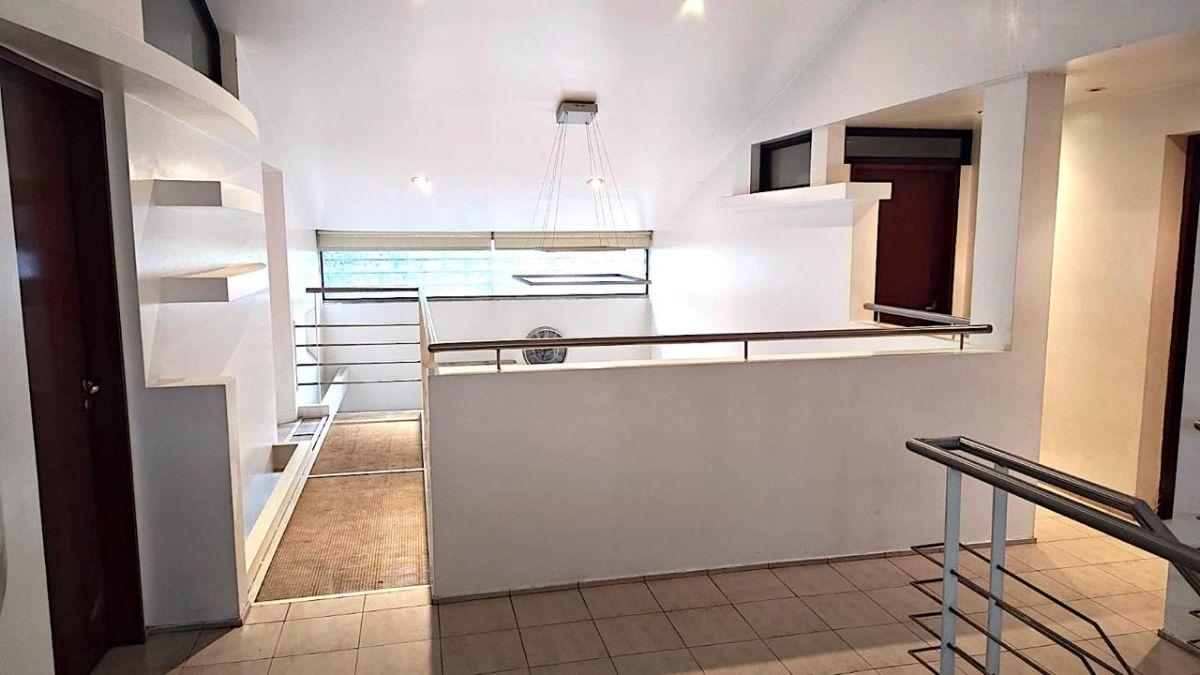 Foto de CASA DE CATEGORIA EN BARRIO MIGNAQUY / LOMAS DE ZAMORA /ALQUILER, imagen 2