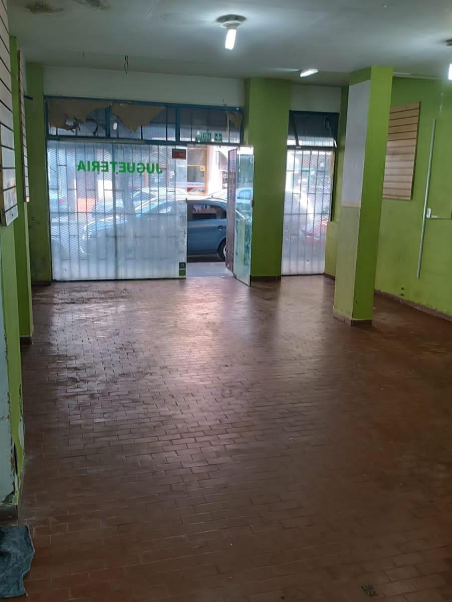 Excelente Local a La Venta con Gran Vidriera - Ramón Falcón 2559 5