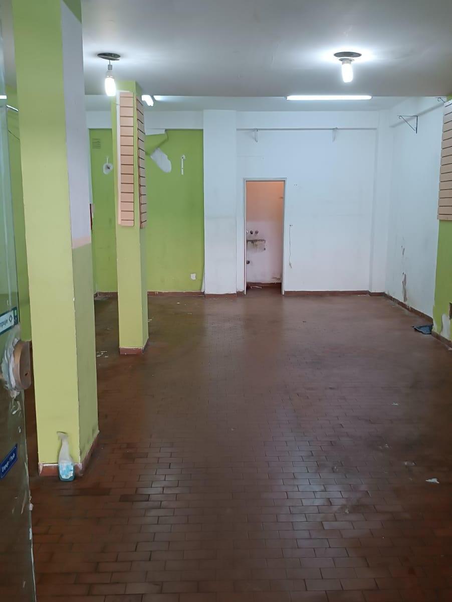 Excelente Local a La Venta con Gran Vidriera - Ramón Falcón 2559 3