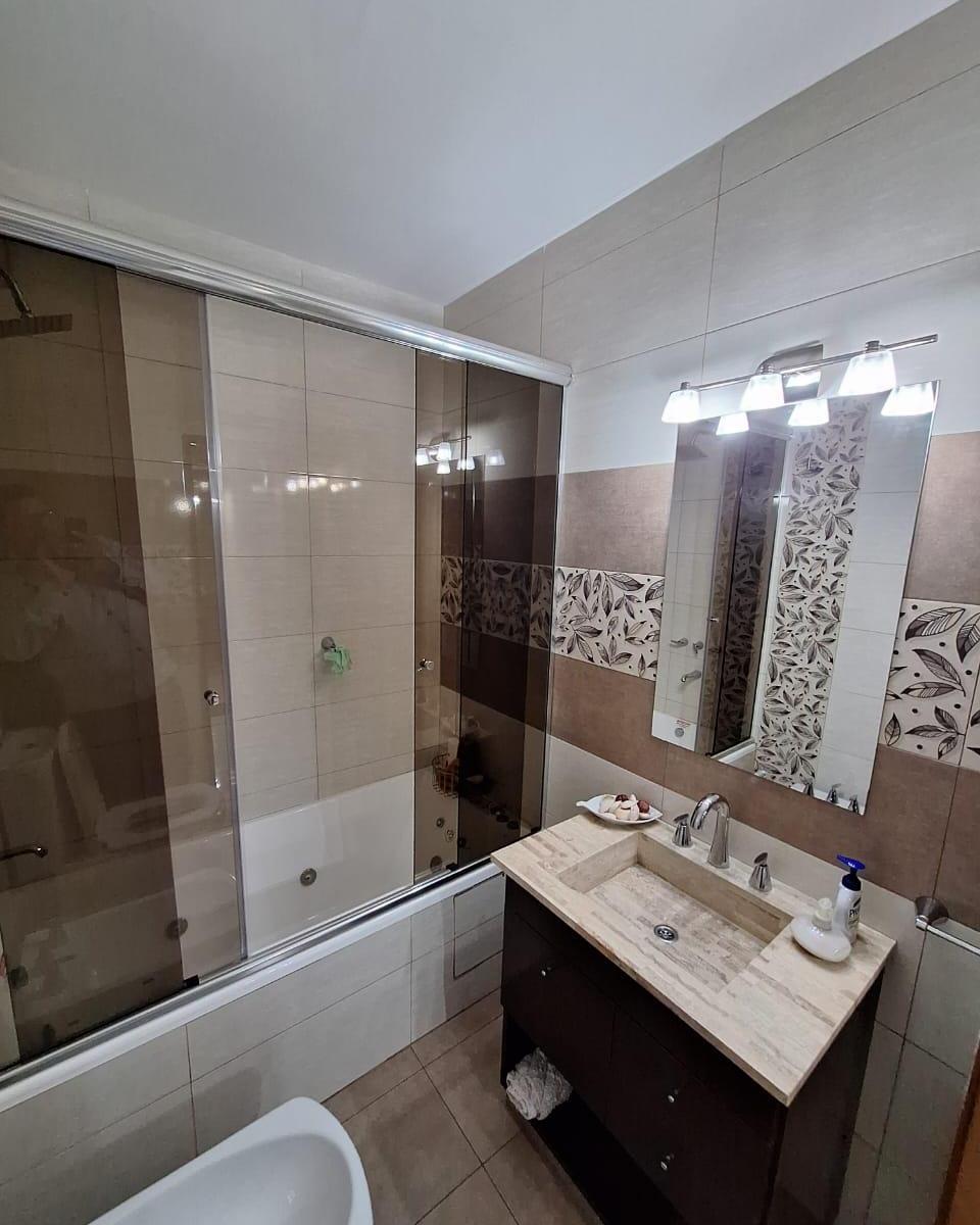 Imponente Casa de Estilo 9 Ambientes Cochera Quincho Playroom Modernizada 100 % 4