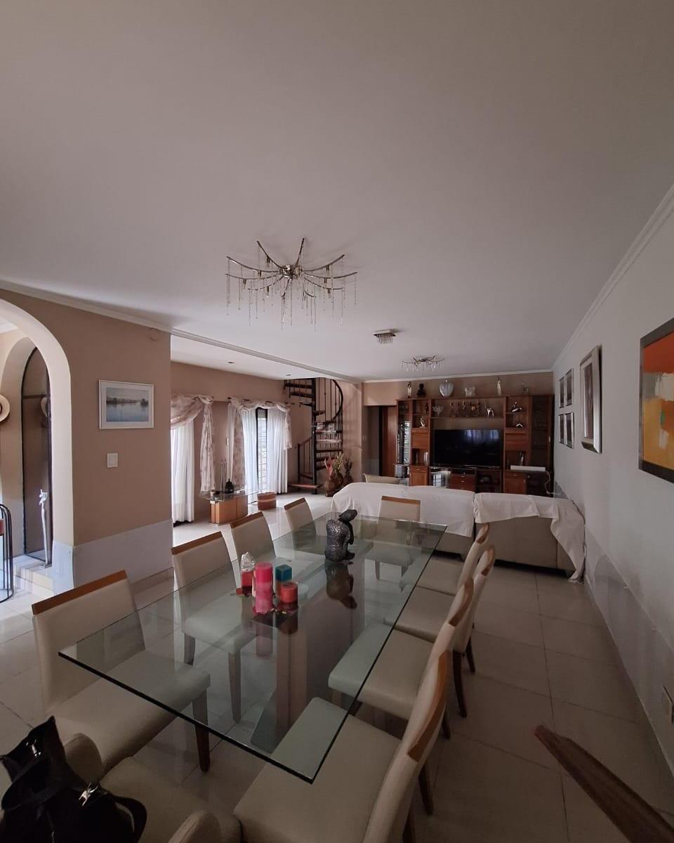 Imponente Casa de Estilo 9 Ambientes Cochera Quincho Playroom Modernizada 100 % 3