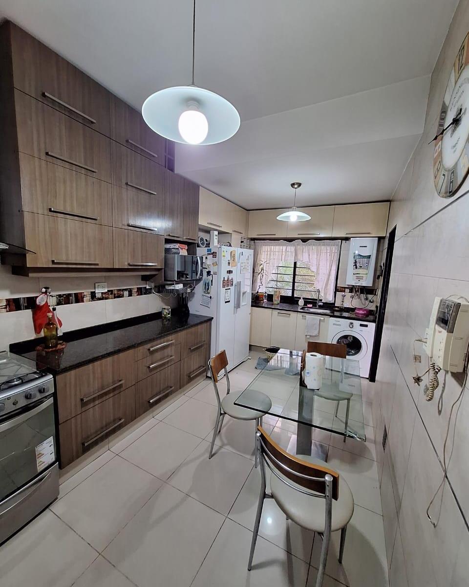 Imponente Casa de Estilo 9 Ambientes Cochera Quincho Playroom Modernizada 100 % 5