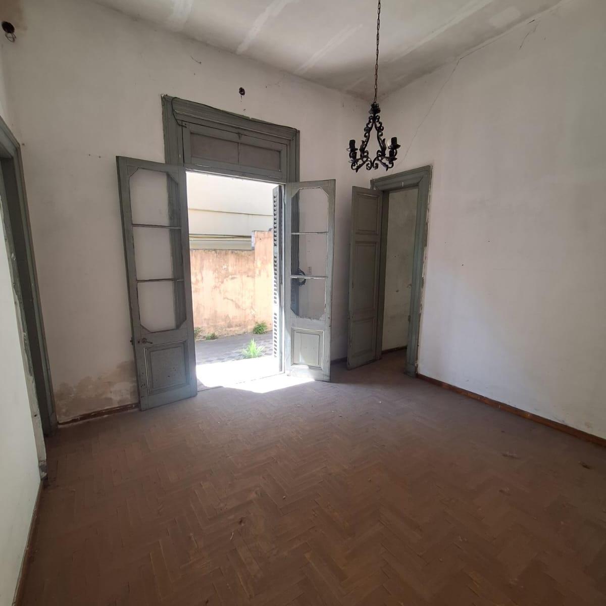 Tipo Casa 6 Ambientes Al Frente Super Amplio 7 X 30 Aprox (A Refaccionar) 3