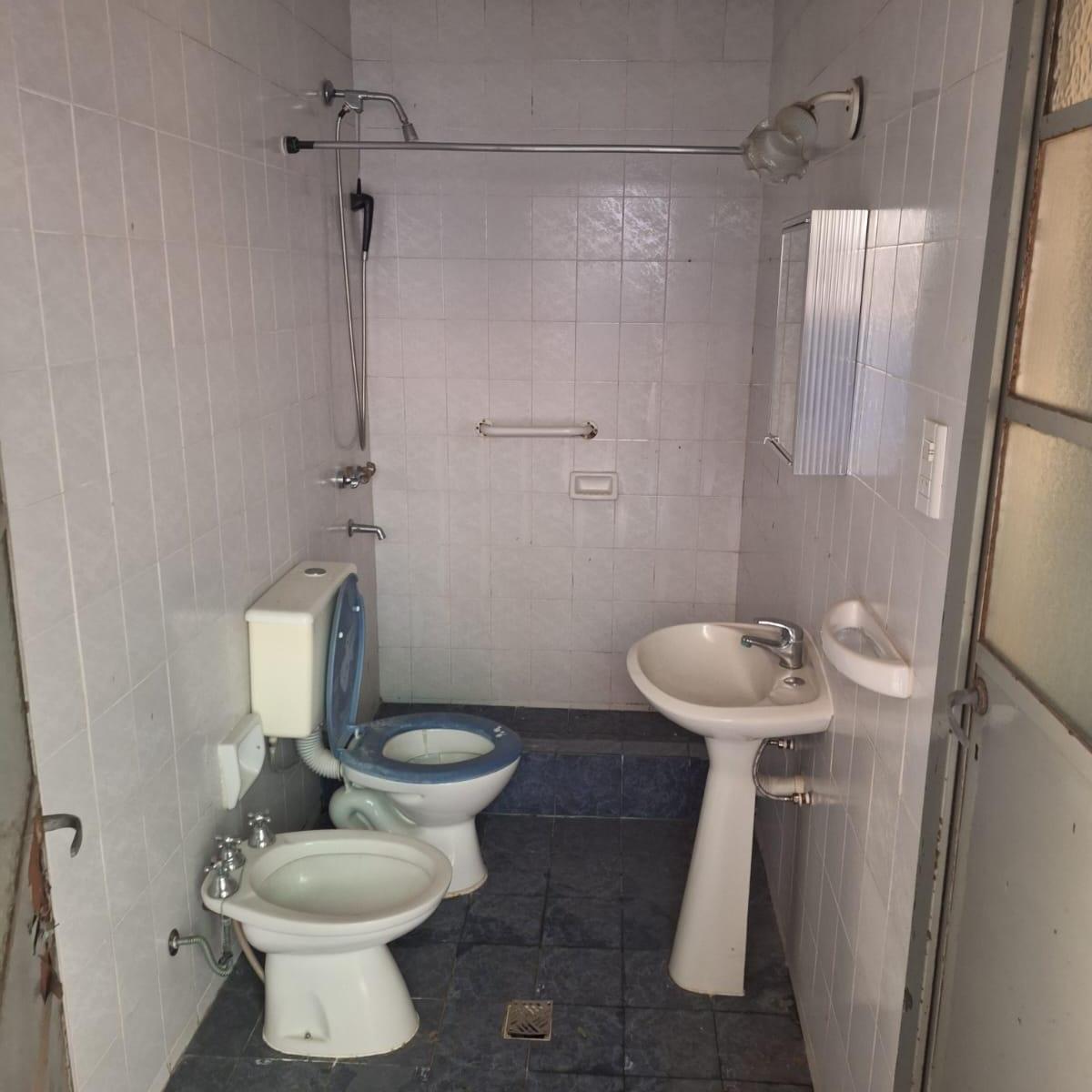 Tipo Casa 6 Ambientes Al Frente Super Amplio 7 X 30 Aprox (A Refaccionar) 4