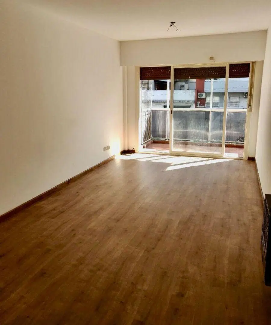 ALQUILER Imperdible 2 Ambientes con Balcón y Gran Luminosidad. Av. San Pedrito 376 2°piso 2