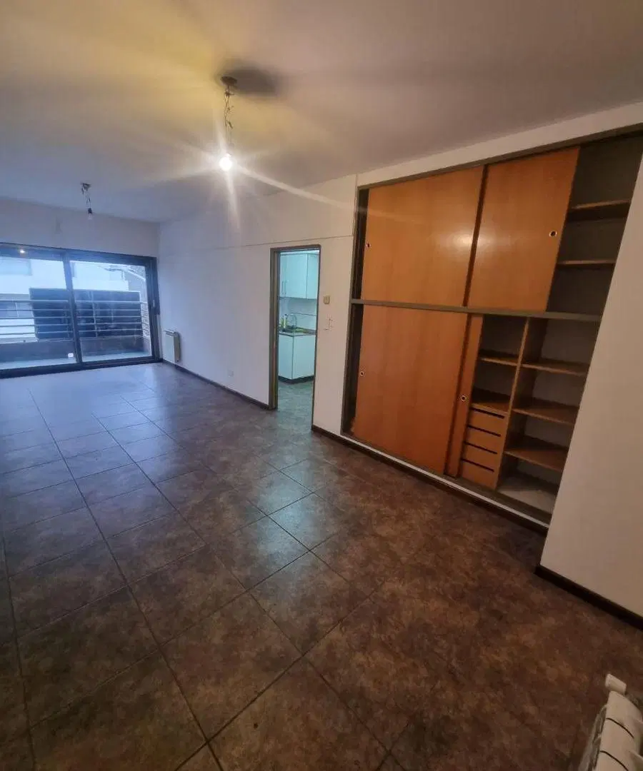 Alquiler monoambiente divisible con balcón al frente en Flores Directorio 3002 5