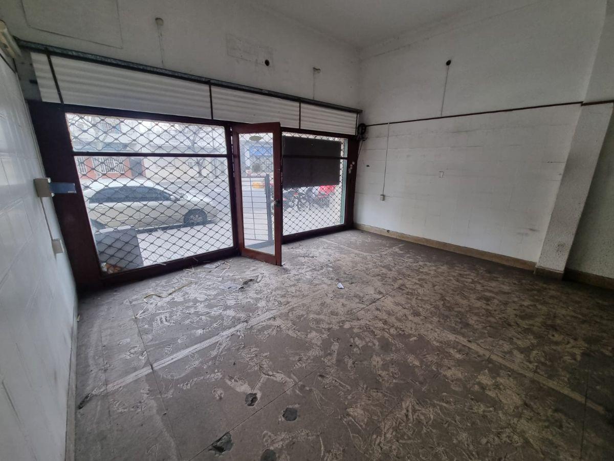 Foto de Local comercial al frente sobre Av. Alberdi – Vidriera, baño y, imagen 3