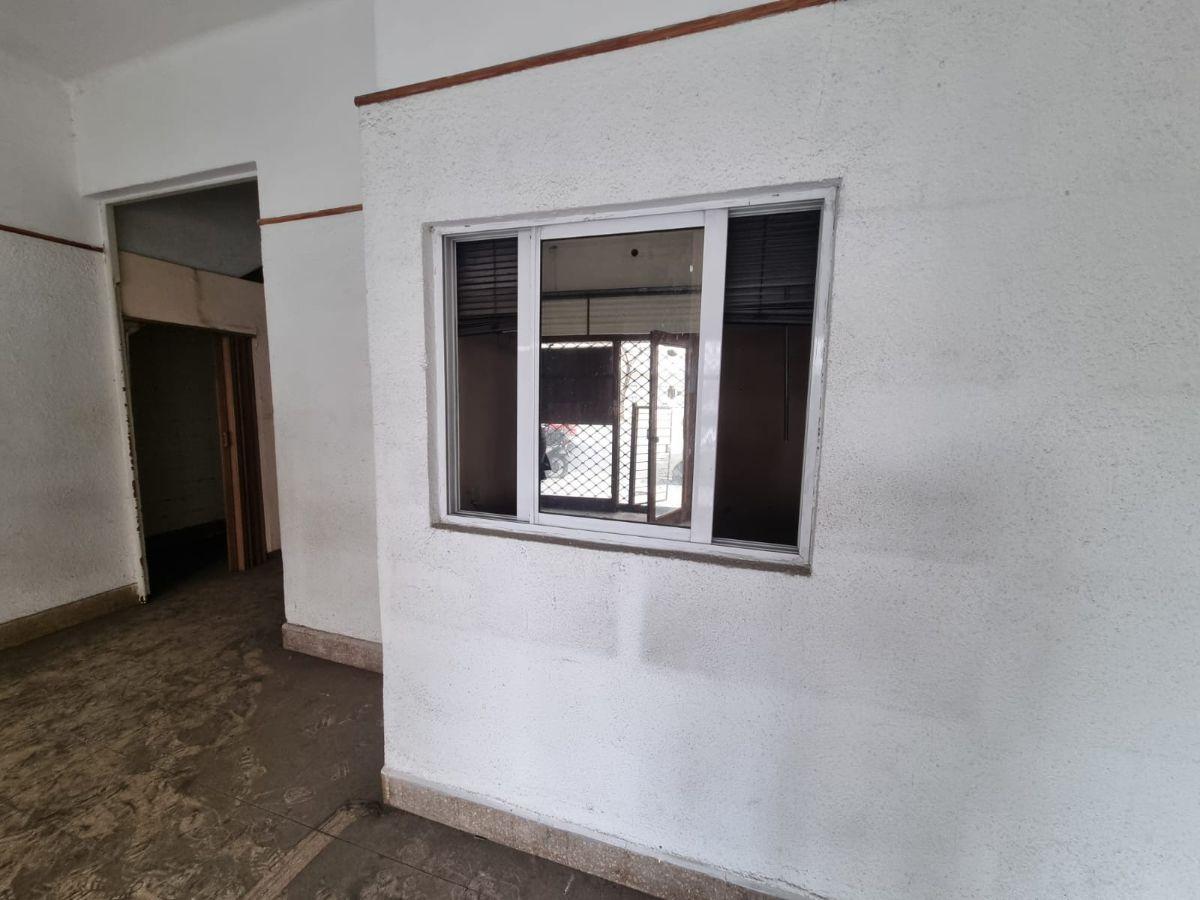 Foto de Local comercial al frente sobre Av. Alberdi – Vidriera, baño y, imagen 5