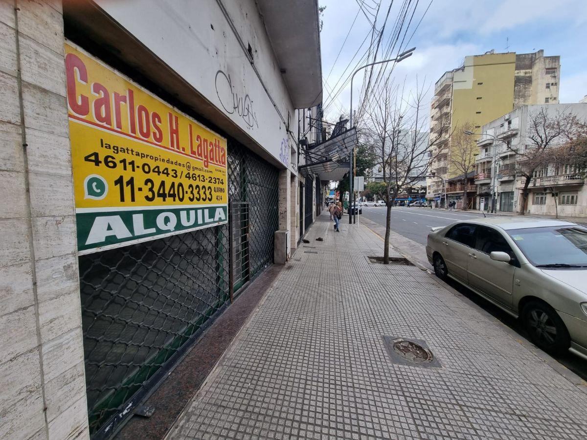 Foto de Local comercial al frente sobre Av. Alberdi – Vidriera, baño y, imagen 1