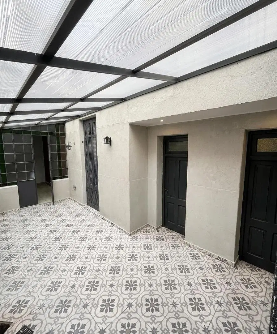Excelente Propiedad única en Flores, reciclada a nuevo, con patio cubierto, cascada y terraza propia 3