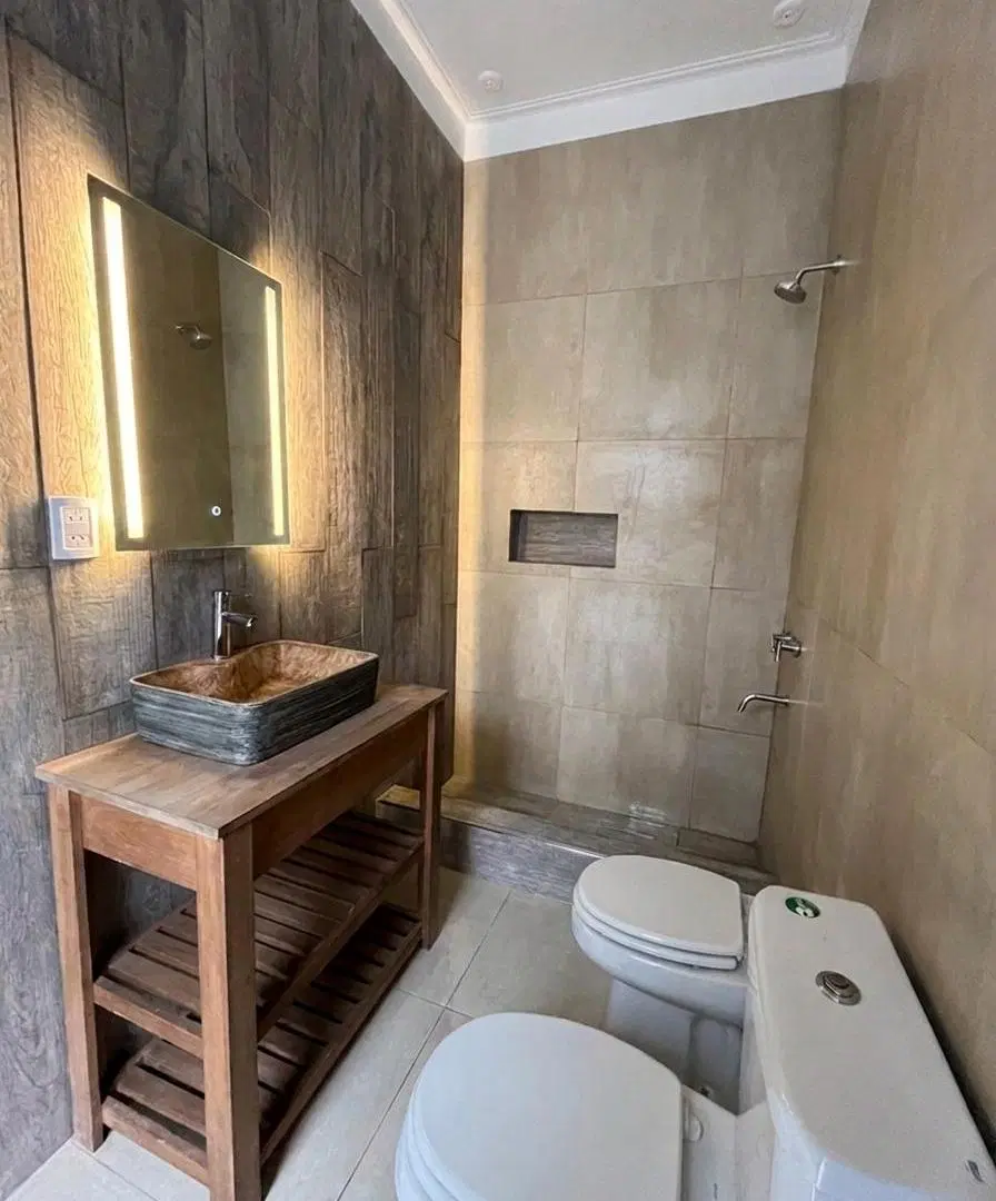 Excelente Propiedad única en Flores, reciclada a nuevo, con patio cubierto, cascada y terraza propia 8