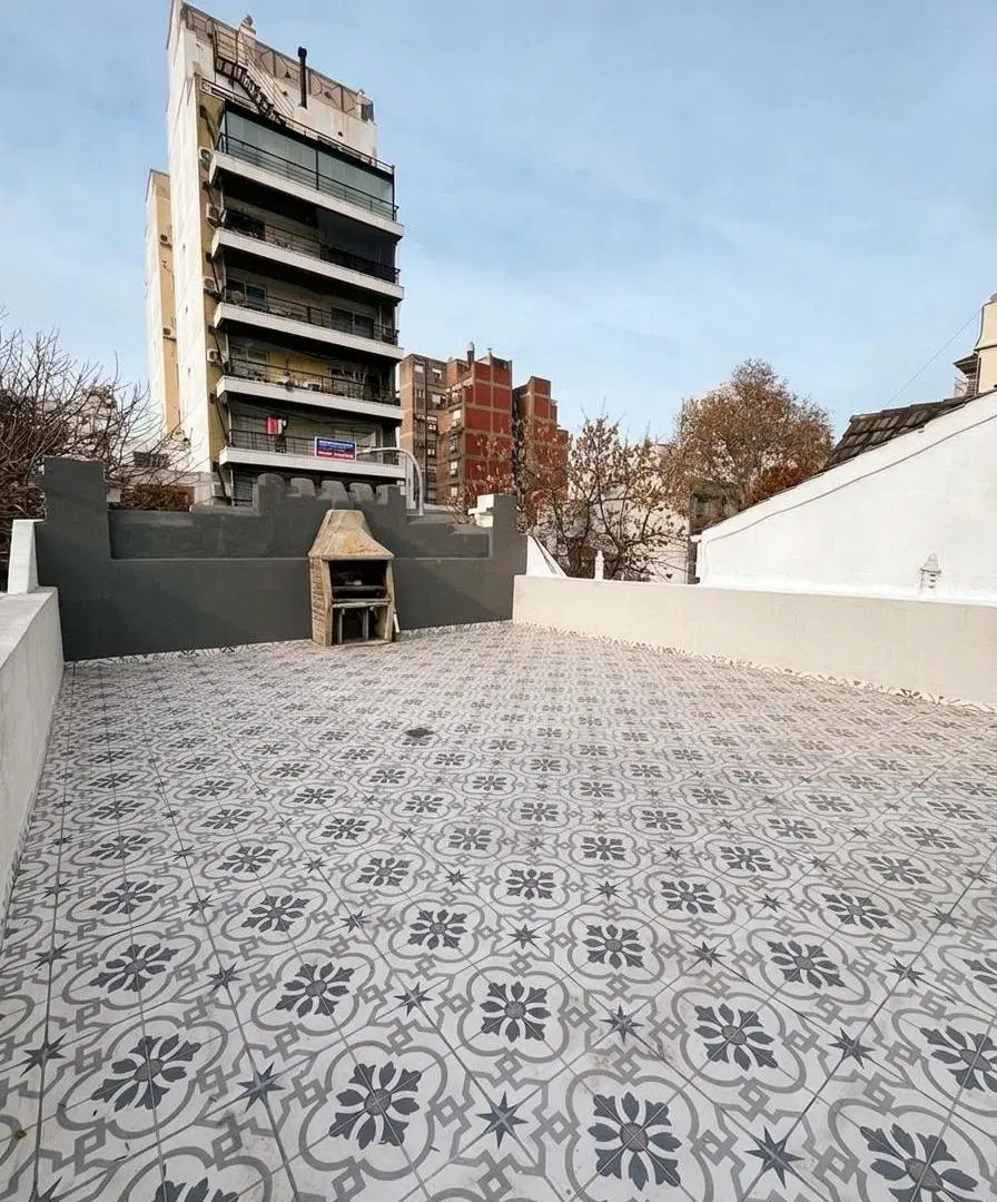 Excelente Propiedad única en Flores, reciclada a nuevo, con patio cubierto, cascada y terraza propia 2