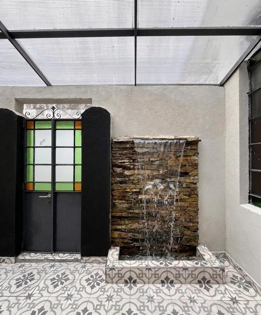 Foto de Propiedad Tipo Casa Reciclada a Nuevo con Patio, Cascada, Terraza con, imagen 2