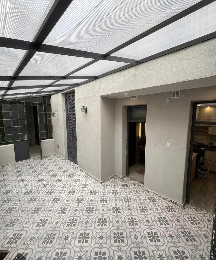 Excelente Propiedad única en Flores, reciclada a nuevo, con patio cubierto, cascada y terraza propia 4