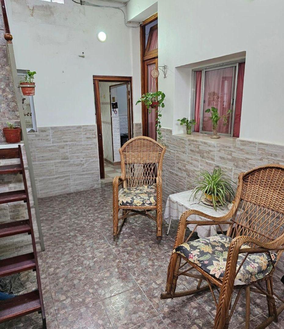Foto de PH CON GRAN TERRAZA PROPIA, PATIO Y MUCHO POTENCIAL, imagen 1