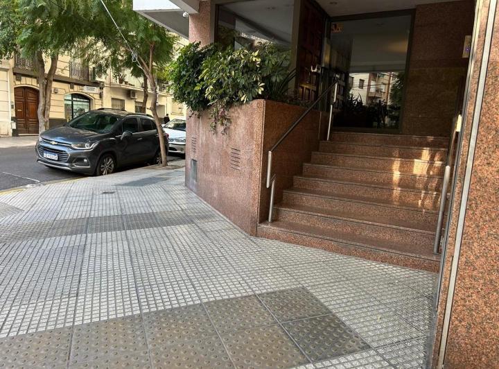 LAPRIDA/GUTIERREZ - S/PISO FTE LIVING 4 DORM D/SERV COCHERA 5