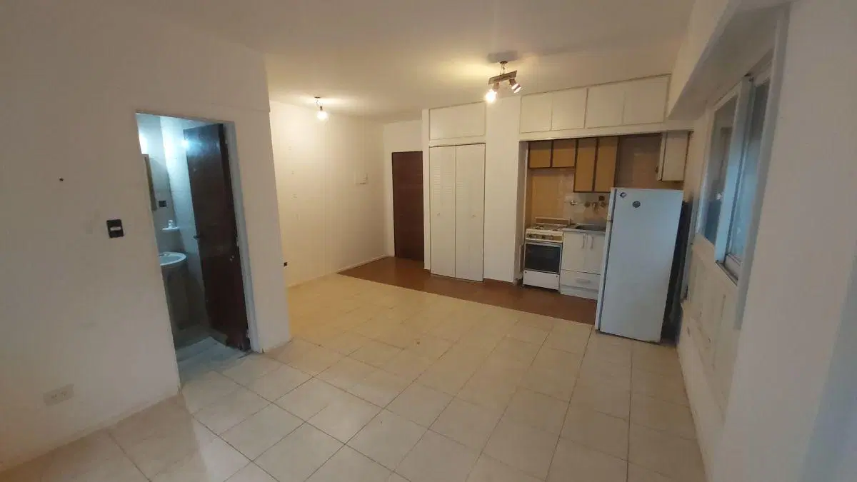 Excelente monoambiente. Sexto piso frente. Vig. 24 hs.
Apto prof o vivienda 1