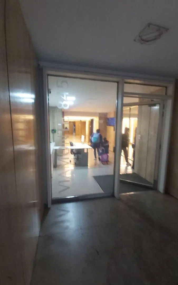 Excelente monoambiente. Sexto piso frente. Vig. 24 hs.
Apto prof o vivienda 3