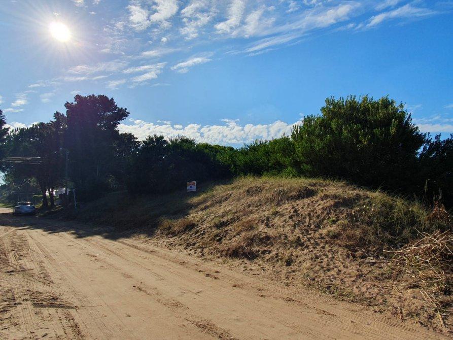 Lote Comercial/residencial a m de Av Principal a 350 m de La Playa 1