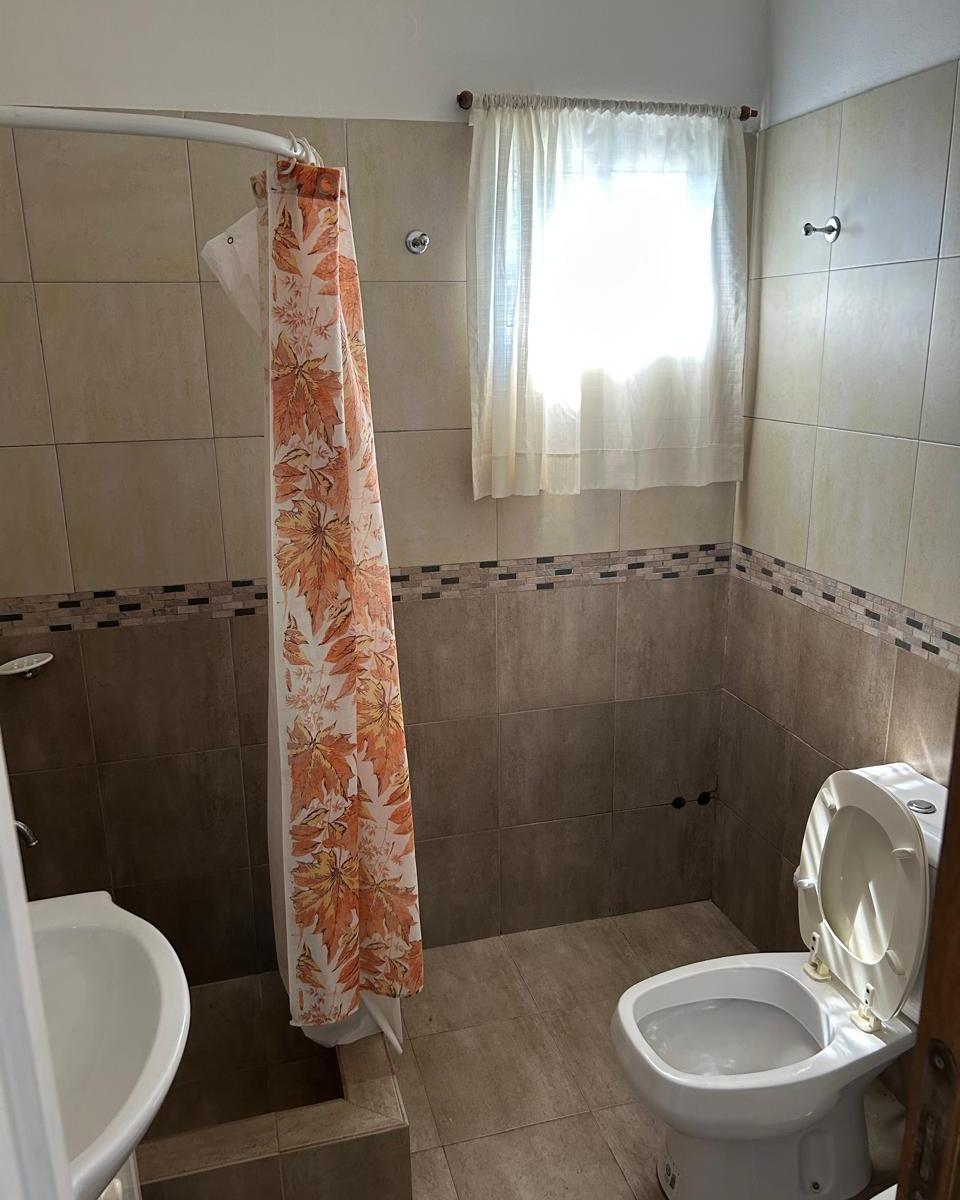 Casa de 5 ambientes en 2 plantas a metros de Avenida Alte. Brown