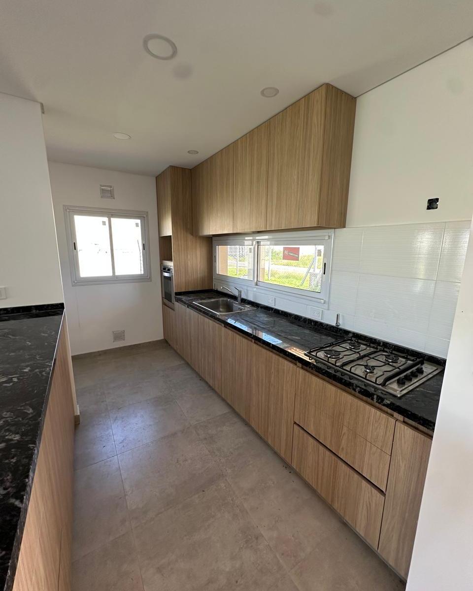 Casa a estrenar de 4 ambientes en Lujan