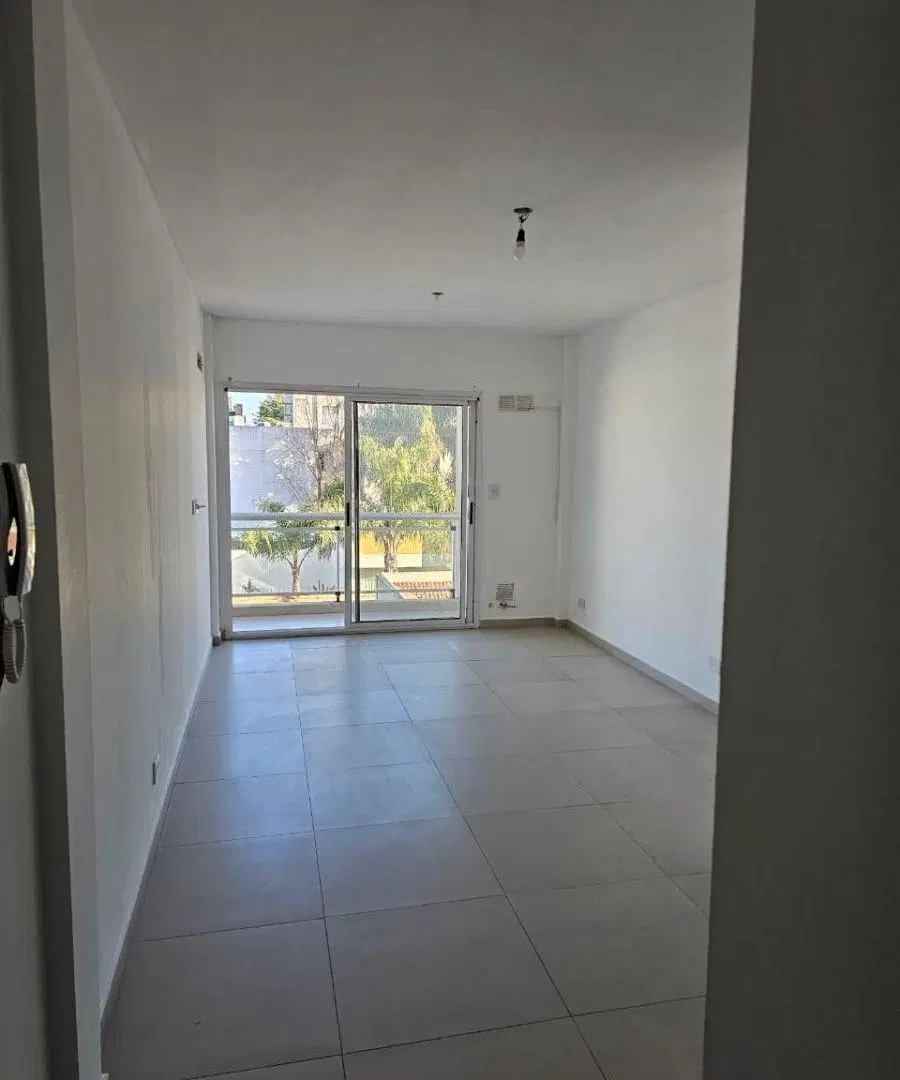 Departamento de dos ambientes con cochera en excelente zona. 1