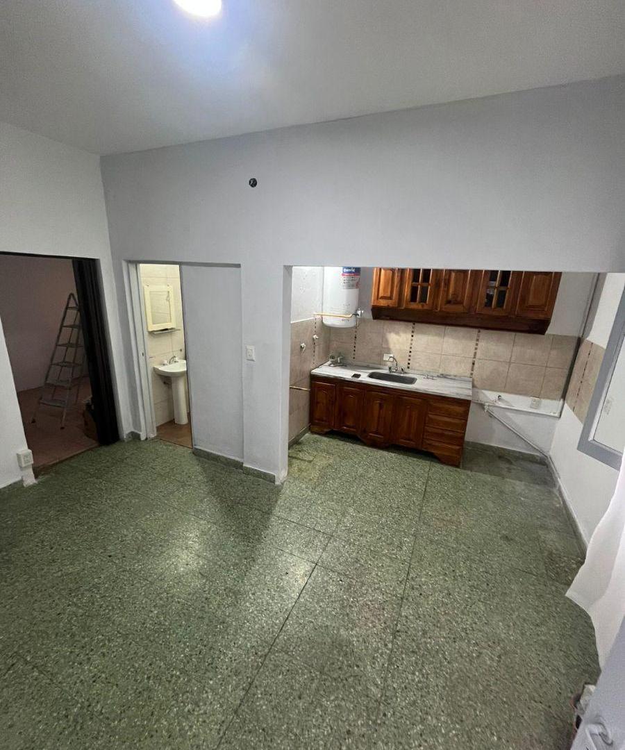 Foto de PH de 3 Ambientes al Frente con Cochera – Excelente Ubicación en Lomas, imagen 4
