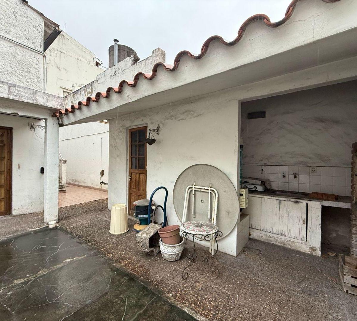 Venta - Casa 4amb con Dep. de 2amb en Lote Propio - Saavedra 5