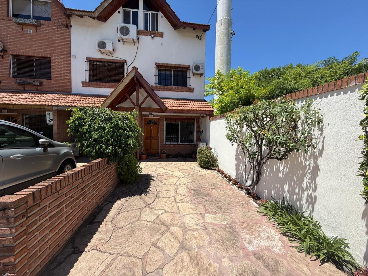 Venta| Casa 4 ambientes con cochera y jardín | Saavedra