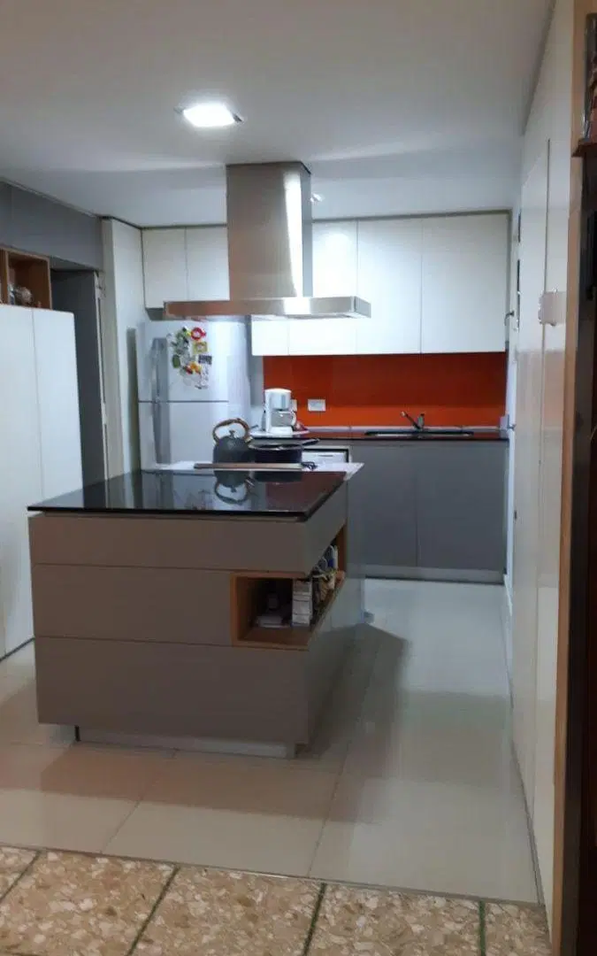 Al frente con balcón cocina con isla 8