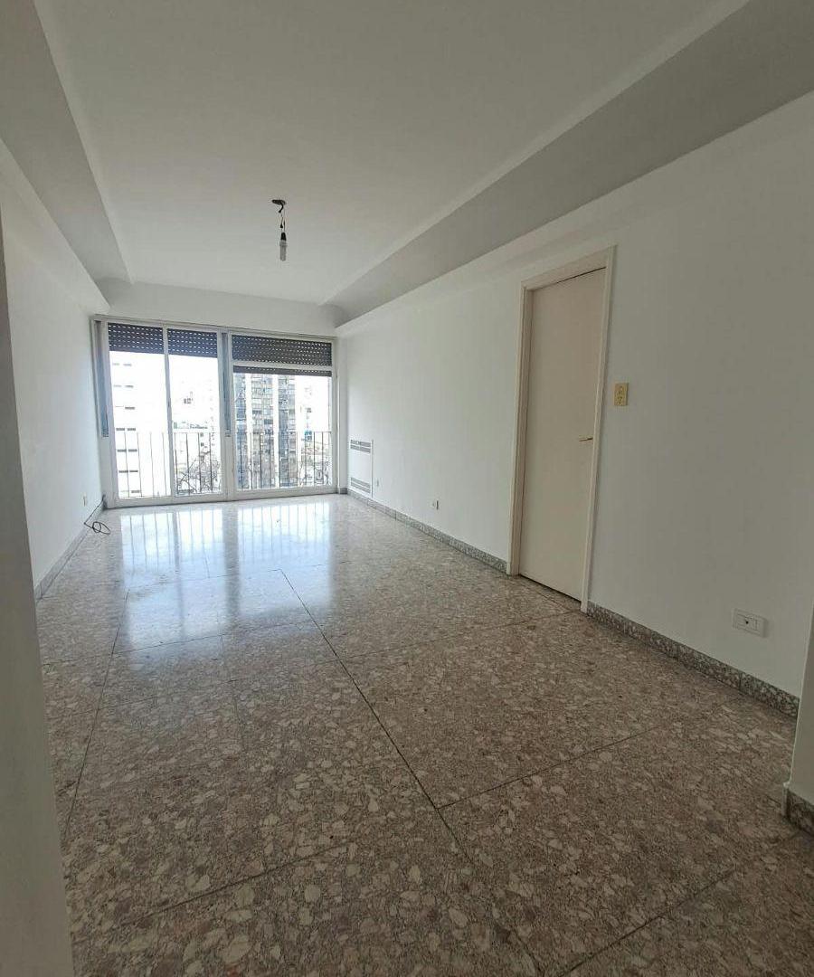 Foto de EDIFICIO DE CATEGORÍA - 4 AMBIENTES CON DEPENDENCIA DE SERVICIO, imagen 4