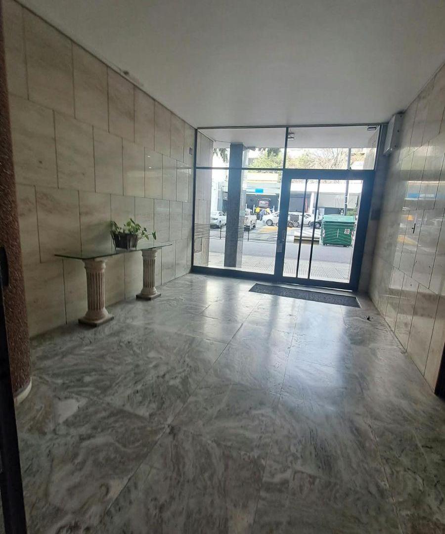 Foto de EDIFICIO DE CATEGORÌA - 4 AMBIENTES CON DEP DE SERVICIO -MUY LUMINOSO, imagen 3