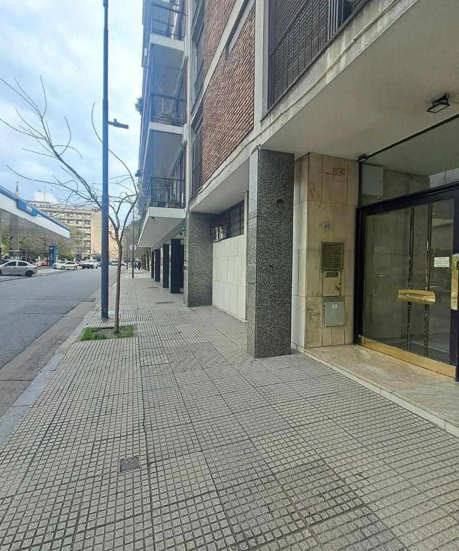 Foto de EDIFICIO DE CATEGORÌA - 4 AMBIENTES CON DEP DE SERVICIO -MUY LUMINOSO, imagen 2