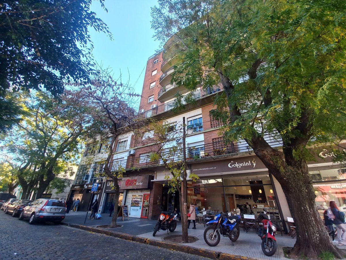 San Isidro Dto. 2 ambientes, Frente, balcón, a mts. a Av. Centenario, próximo a estación San Isidro.
