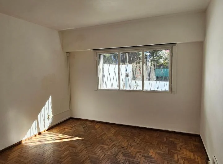 Excelente casa con jardín 3amb+cuarto herram en zona residencial de Carapachay 4