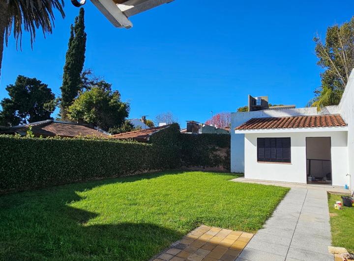 Excelente casa con jardín 3amb+cuarto herram en zona residencial de Carapachay 3