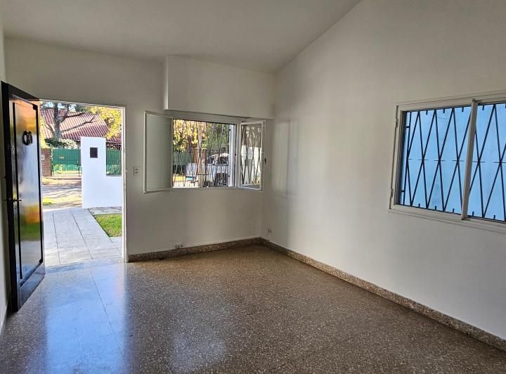 Excelente casa con jardín 3amb+cuarto herram en zona residencial de Carapachay 2