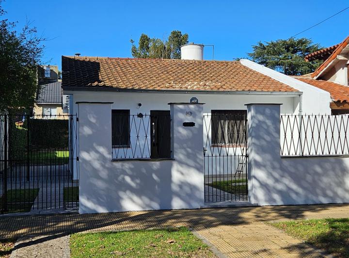 Excelente casa con jardín 3amb+cuarto herram en zona residencial de Carapachay 5