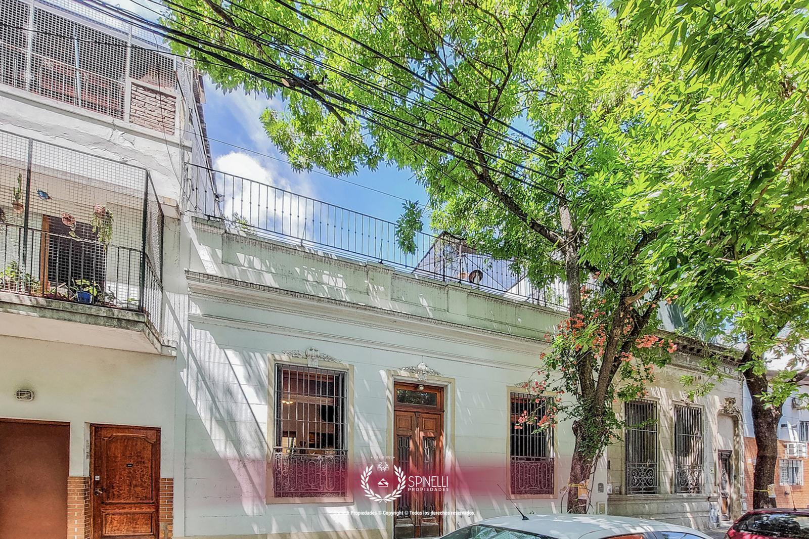 Venta casa sobre terreno 246M² construidos patio terraza parrilla Balvanera / Almagro USAM 916M²