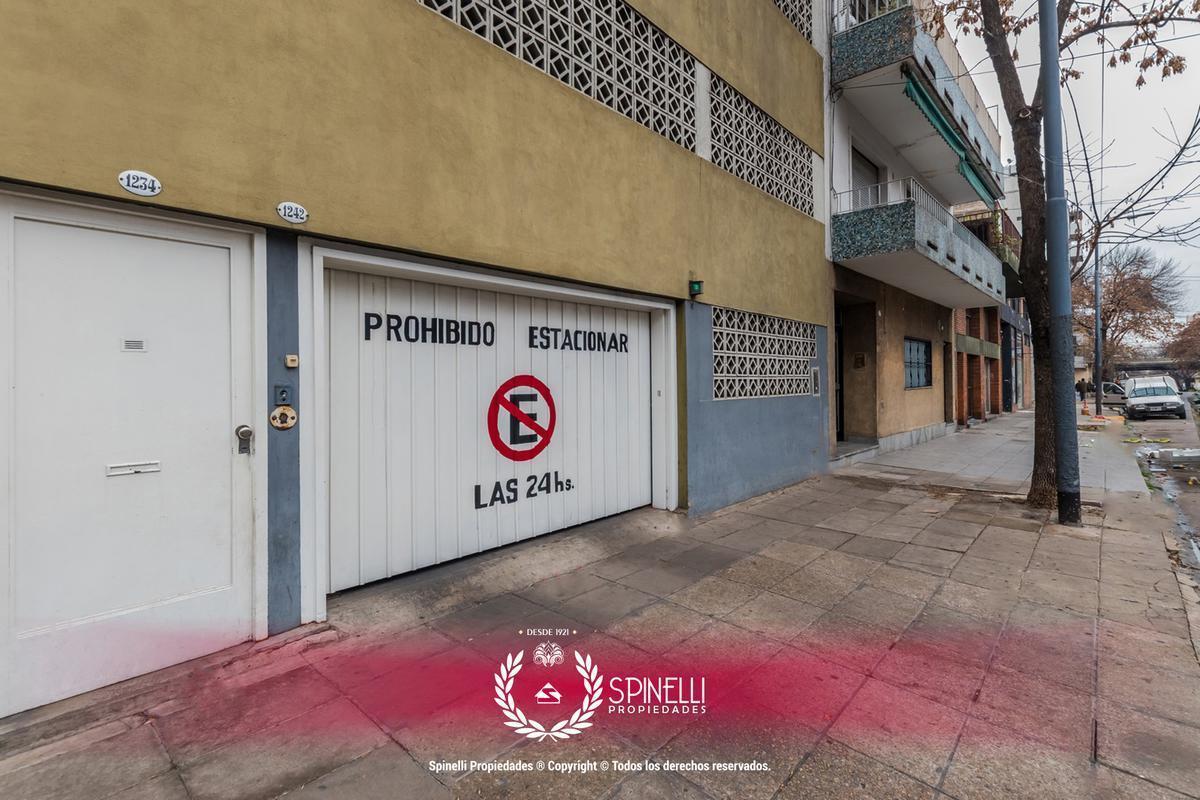 Cochera · Fija, cubierta e individual · ubicada en Maza y Avenida San Juan!