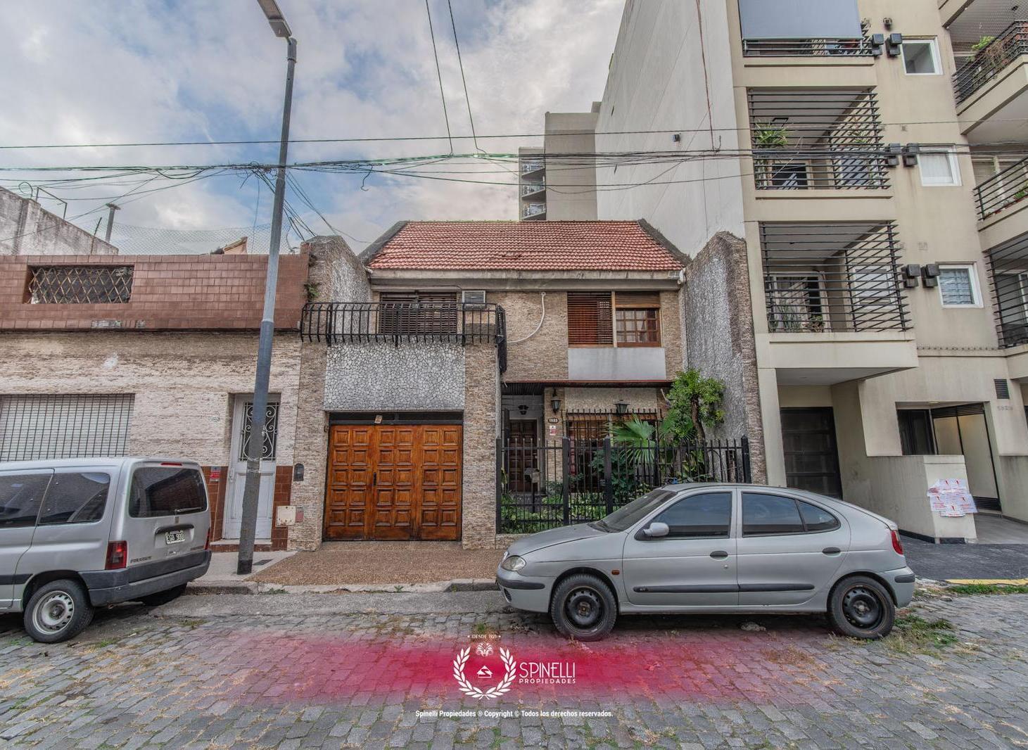 Venta casa en Boedo 4 ambientes 320M² sobre terreno de 223M² en Boedo terraza parrilla jardin garage