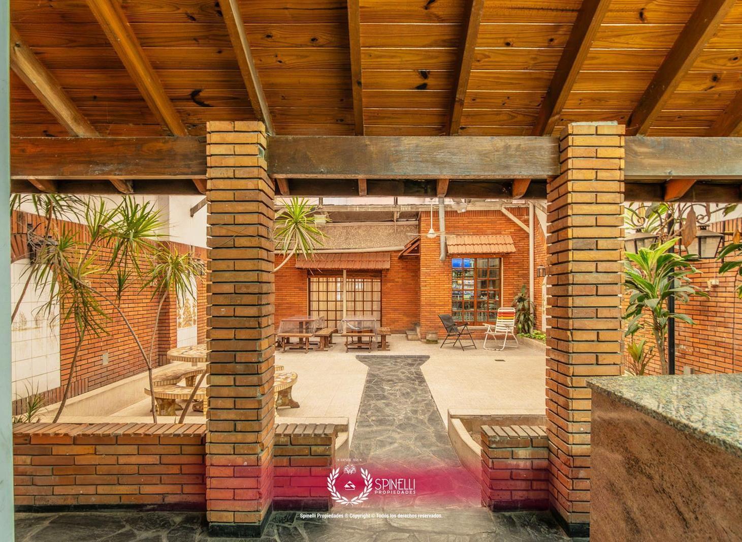Venta casa en Boedo 4 ambientes 320M² sobre terreno de 223M² en Boedo terraza parrilla jardin garage