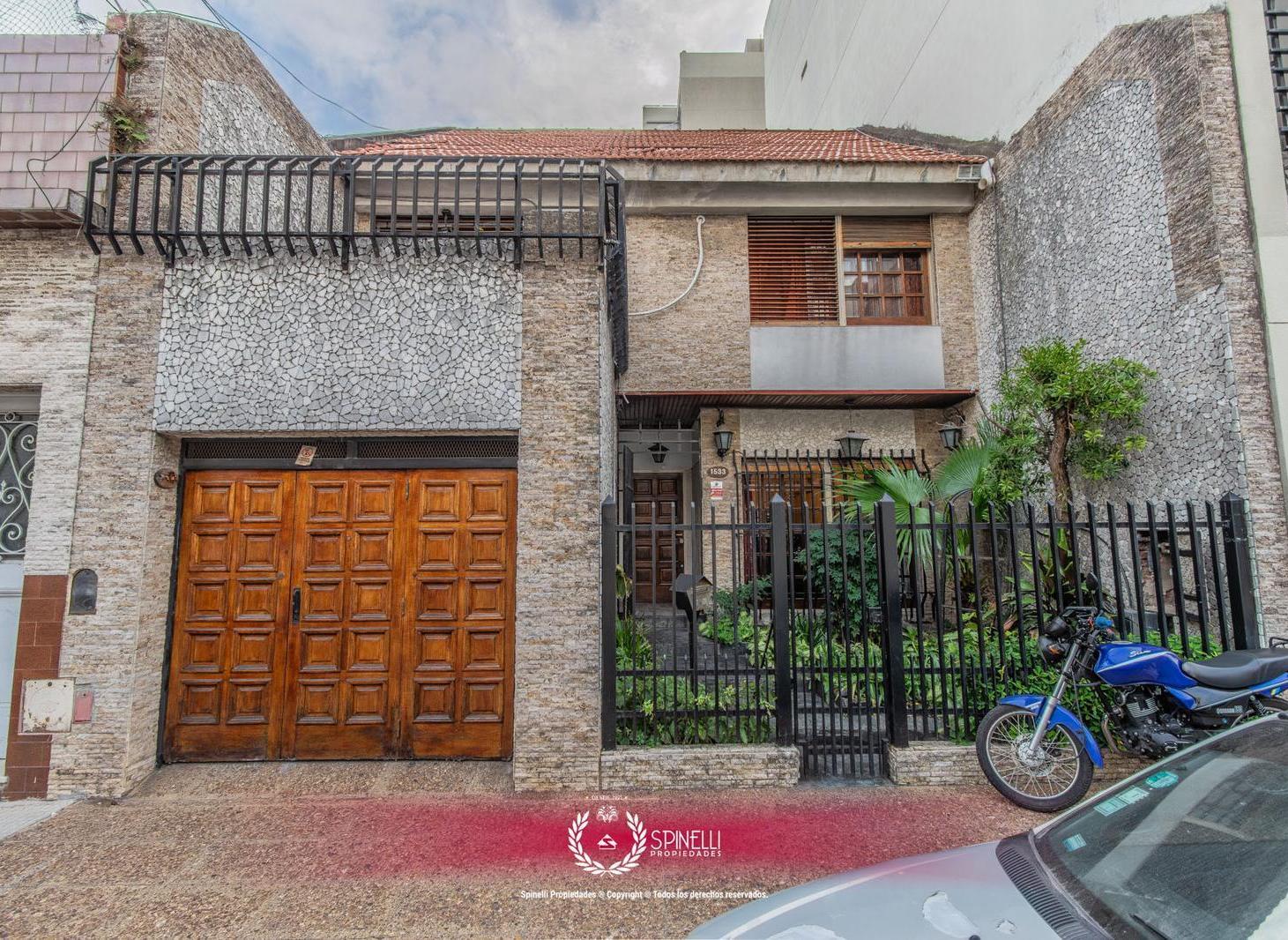Venta casa en Boedo 4 ambientes 320M² sobre terreno de 223M² en Boedo terraza parrilla jardin garage