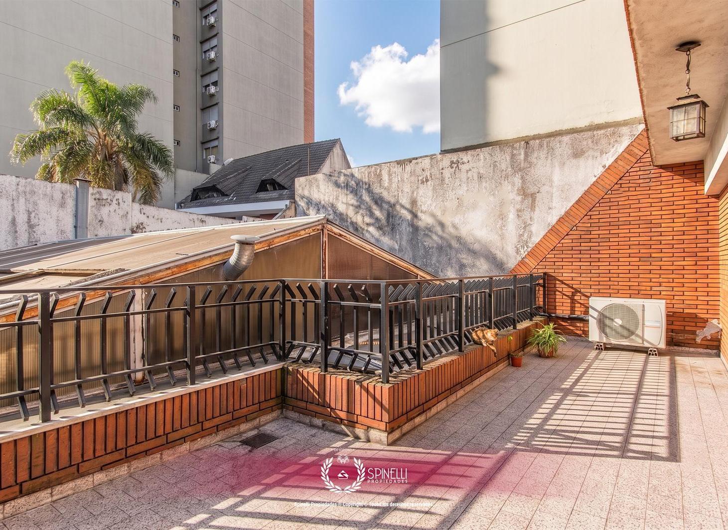 Venta casa en Boedo 4 ambientes 320M² sobre terreno de 223M² en Boedo terraza parrilla jardin garage