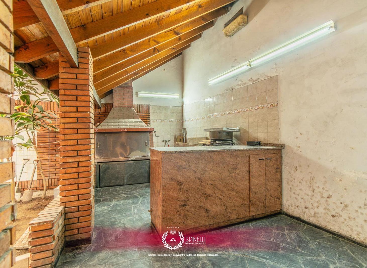 Venta casa en Boedo 4 ambientes 320M² sobre terreno de 223M² en Boedo terraza parrilla jardin garage